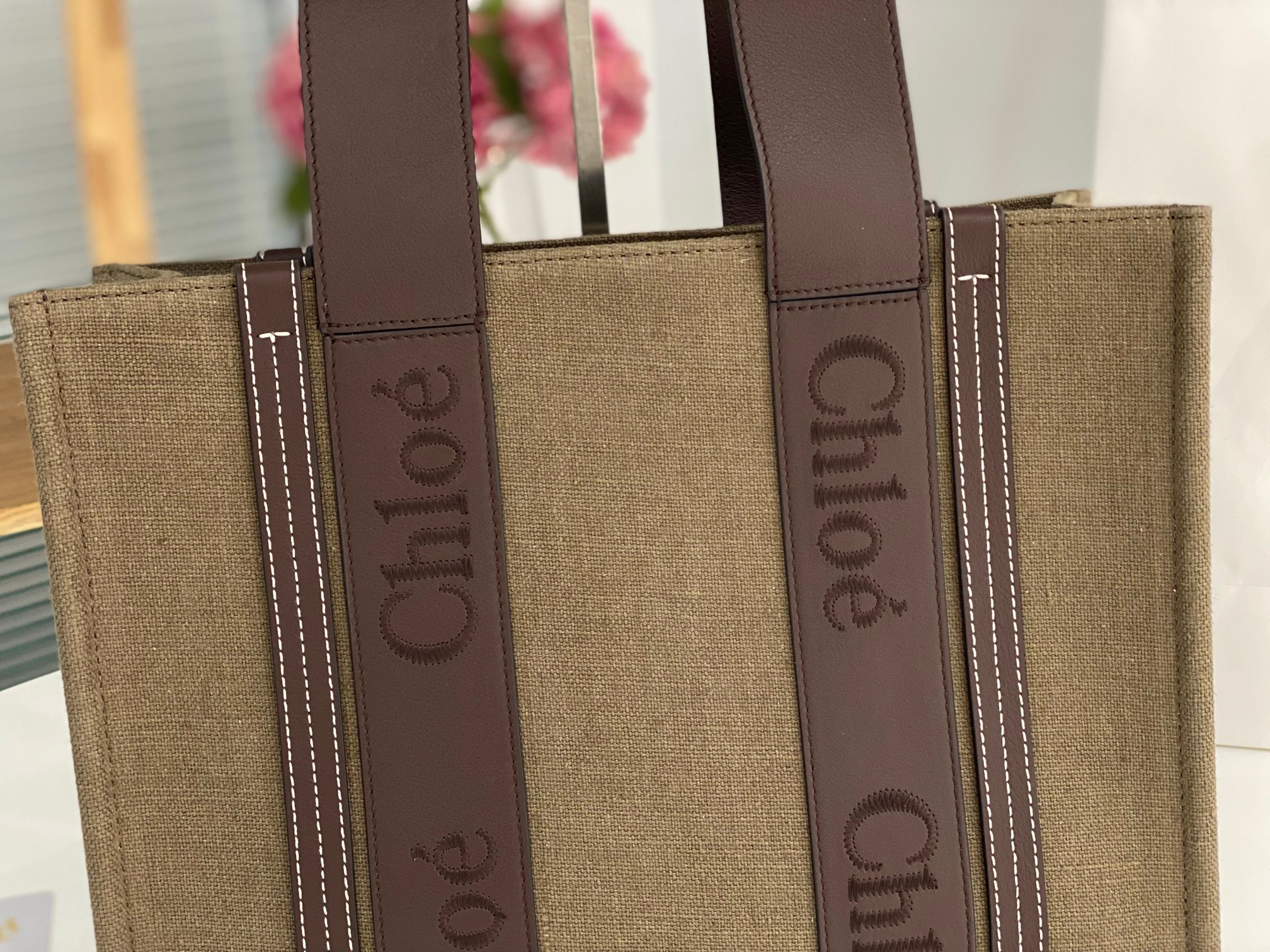 Chloe Medium Woody Tote Bag In Linen 